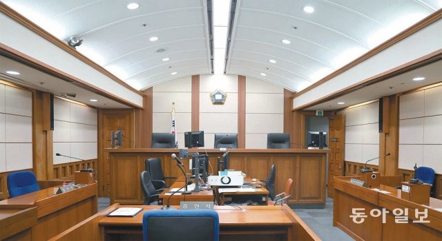 윤석열, 내란 혐의 첫 재판 출두…경찰 3천200명 서초동 법원 삼엄 경비