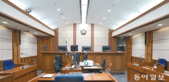 윤석열, 내란 혐의 첫 재판 출두…경찰 3천200명 서초동 법원 삼엄 경비