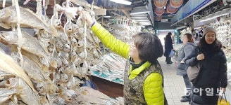 설 앞두고 인천종합어시장 북적