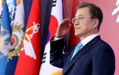 [청계천 옆 사진관]文대통령, 새 별들에 양날의 ‘삼정검’ 수여