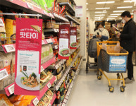 마트의 반격, 수산코너 ‘어시장’ 온듯 펄떡… 신선매장 ‘체험형’으로