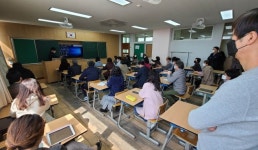 [청계천 옆 사진관]온라인 개학, 고 3학생으로 돌아간 선생님들