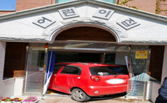 승용차, 어린이집 돌진… 다친 사람은 없어