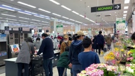 日, ‘전국 긴급사태’ 발령에도…마트·책방·놀이터에 인파 ‘북적’