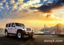 지프, ‘랭글러 오버랜드 파워톱’ 국내 출시… 버튼 조작 전자식 오픈톱 장착