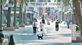 한산해진 인사동 거리에서 웨딩촬영