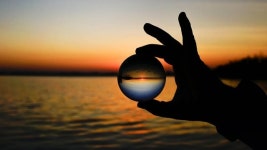 미래 먹거리 중 하나인데... 국내 렌즈 광학 산업이 위협받고 있다