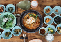 [식객 이윤화의 오늘 뭐 먹지?]농민쉐프의 묵은지 연밥, 애피타이저는 순두부… 밥상 위 세월을 먹는다