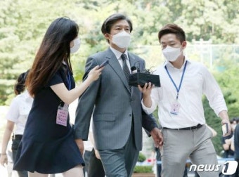 조국 “검찰 통제 해야” 피고인 출석하며 1분 30초간 법원 훈계