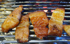 [석창인 박사의 오늘 뭐 먹지?]연탄불에 지글지글 ‘엄마 손맛’ 그대로 추억의 고추장삼겹살