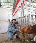 “기계가 사료 주고 CCTV로 점검… 소 120마리 혼자서도 거뜬”