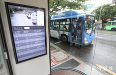 미래의 버스정류장 직접 체험해보니…[청계천 옆 사진관]