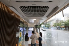 미래의 버스정류장 직접 체험해보니…[청계천 옆 사진관]