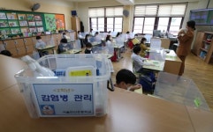 다시 열린 교문…한 달 만에 학교 가는 길 [원대연의 잡학사진]
