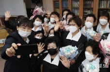 [퇴근길 한 컷]늦깎이 한글 공부를 마치고