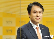 ‘포스트 심상정’ 정의당 새 대표에 김종철…“거대양당 긴장하라”