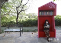 나무 그늘 아래 휴식과 힐링…“도서관보다 ‘책마당’”[원대연의 잡학사진]