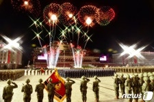 北 사상 최초 심야 열병식…조명·불꽃·LED ‘극장 쇼’는 김여정 작품?