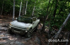 GM, 최고출력 1000마력 ‘허머 EV’ 공개… “기름 먹는 하마에서 친환경 전기트럭으로 부활”
