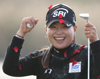 최경주 후배 이소미, 데뷔 첫승 ‘역전 미소’