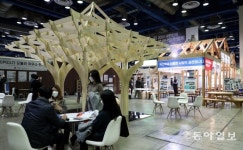 도마에서 정자까지 목재의 모든 것…목재산업박람회 열려[청계천 옆 사진관]