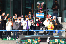 눈에 띄게 줄어든 산타… “엄마, 왜 어린이집에도 안 와?”