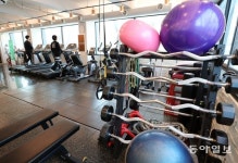 “굶어죽느니 헬스장 문 열어…영업정지 불복 궐기대회 열것”