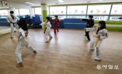 [퇴근길 한 컷]마스크 쓰고 다시 태권 얍!