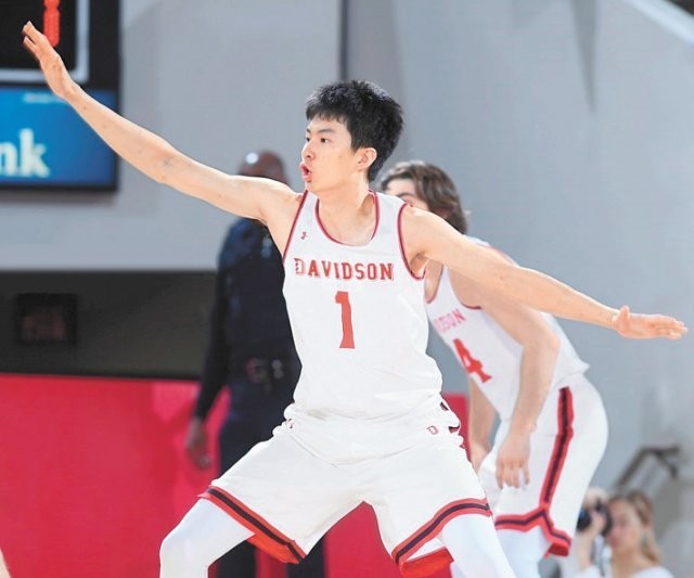 이현중의 뜨거운 눈물, 안준호 감독의 소감: 한국 남자 농구 대표팀, FIBA 아시아컵 8강서 중국에 패배 후 향후 전망 기대