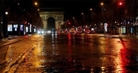 佛, 코로나 확산에 오후 6시부터 통금… 한산한 샹젤리제 거리