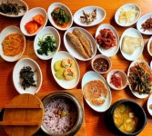 [임선영 작가의 오늘 뭐 먹지?]깔끔한 오대산 나물-버섯에 강원도 황태조림