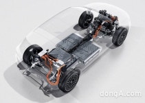 삼각별 전기차 저변 확대… 벤츠, 소형 SUV 전기차 ‘EQA’ 공개