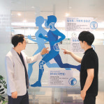 길어진 집콕에 ‘홈트’ 인기… 정확한 자세 유지해야 관절 부담 덜어