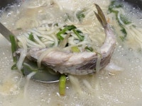 칼국수에 복 한 마리 조합… 시원한 국물이 별미[와인쟁이 이상황의 오늘 뭐 먹지?]