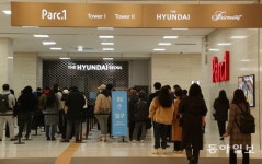 여의도 ‘더현대서울’ 개장…첫 날부터 손님 발걸음 ‘북적’[청계천 옆 사진관]