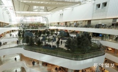 여의도 ‘더현대서울’ 개장…첫 날부터 손님 발걸음 ‘북적’[청계천 옆 사진관]