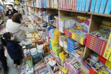 정상 등교 앞두고… 문구점 ‘북적’