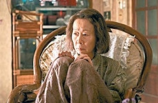 파격의 아이콘 윤여정, 74세에 월드스타 오르다