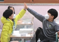 [청계천 옆 사진관]“친구야 반갑다” 설레는 새학기