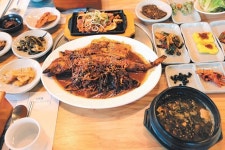 봄의 왈츠 흐르는 청정분지… 나목도 내게 들꽃처럼 살라 하네