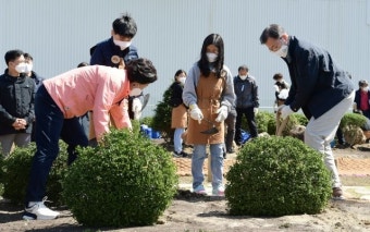 식목일에 나무 심은 文대통령… “코로나도 기후 변화가 원인”