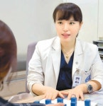 치매 예방하려면 많이 읽고, 씹고, 걸으세요