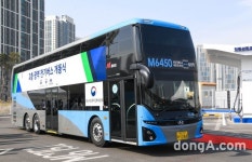 현대차, 이층 전기버스 1호차 전달… 총 70명 좌석 확보