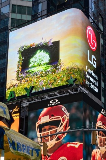 뉴욕 타임스스퀘어 전광판에 뜬 LG전자 탄소중립 캠페인