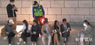 청계천 산책로 800m에 230명 인파… 대부분 음주-5인이상 모임도