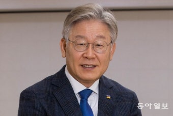 이재명 봉하마을 찾은 날… 친문 “대선 경선 미루자”