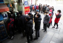 지난해 약국 앞 마스크 장사진… “80년대 쌀 공급 이후 최대 공공조달”