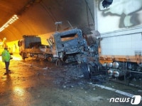 충북 옥천 증약터널서 8중 추돌사고…2명 사망
