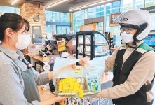 “배달 창구 늘려라”… 진화하는 편의점 배달, 자체 앱서도 주문 ‘OK’