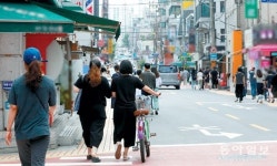 “슬리퍼 차림 산책 겸 동네쇼핑”… 불황 비껴간 ‘송리단길’